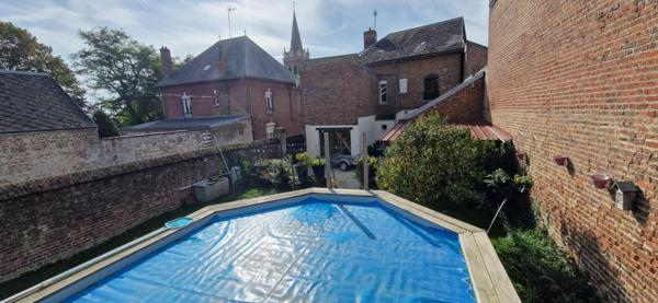 maison traditionnelle en brique et familialle