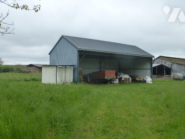 Environnement calme, accès sur route terrain avec hangar métallique