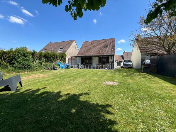 Angerville pavillon, proche du centre-ville comprenant un vaste séjour, cuisine ouverte aménagée 3 chambres dont une suite parentale au rez-de-chaussée, deux WC, salle d'eau, un abri de jardin, le tout sur un beau terrain clos, arboré de 479 m². Aucun travaux à prevoir