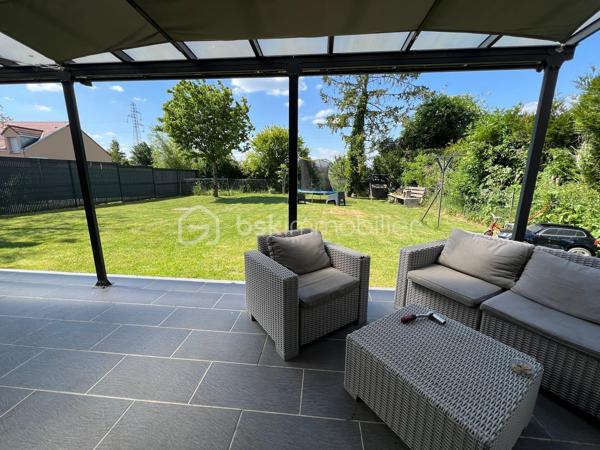 Angerville pavillon, proche du centre-ville comprenant un vaste séjour, cuisine ouverte aménagée 3 chambres dont une suite parentale au rez-de-chaussée, deux WC, salle d'eau, un abri de jardin, le tout sur un beau terrain clos, arboré de 479 m². Aucun travaux à prevoir