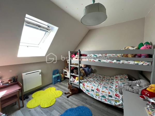 Angerville pavillon, proche du centre-ville comprenant un vaste séjour, cuisine ouverte aménagée 3 chambres dont une suite parentale au rez-de-chaussée, deux WC, salle d'eau, un abri de jardin, le tout sur un beau terrain clos, arboré de 479 m². Aucun travaux à prevoir