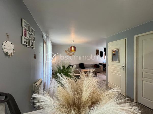 Angerville pavillon, proche du centre-ville comprenant un vaste séjour, cuisine ouverte aménagée 3 chambres dont une suite parentale au rez-de-chaussée, deux WC, salle d'eau, un abri de jardin, le tout sur un beau terrain clos, arboré de 479 m². Aucun travaux à prevoir