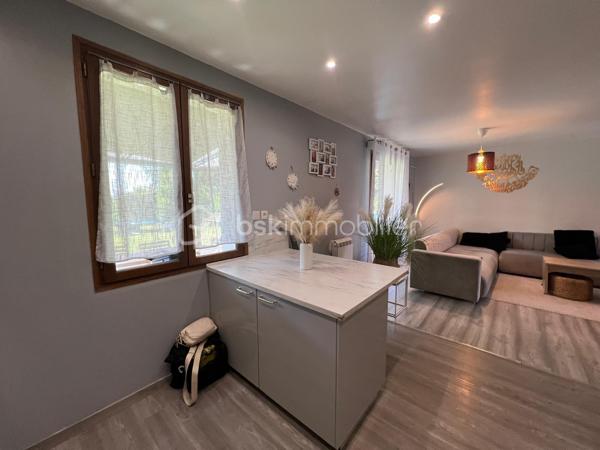 Angerville pavillon, proche du centre-ville comprenant un vaste séjour, cuisine ouverte aménagée 3 chambres dont une suite parentale au rez-de-chaussée, deux WC, salle d'eau, un abri de jardin, le tout sur un beau terrain clos, arboré de 479 m². Aucun travaux à prevoir
