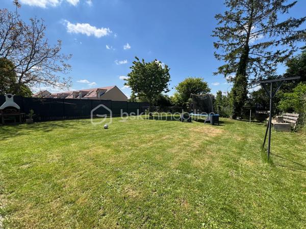 Angerville pavillon, proche du centre-ville comprenant un vaste séjour, cuisine ouverte aménagée 3 chambres dont une suite parentale au rez-de-chaussée, deux WC, salle d'eau, un abri de jardin, le tout sur un beau terrain clos, arboré de 479 m². Aucun travaux à prevoir
