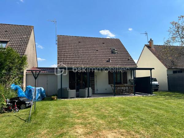 Angerville pavillon, proche du centre-ville comprenant un vaste séjour, cuisine ouverte aménagée 3 chambres dont une suite parentale au rez-de-chaussée, deux WC, salle d'eau, un abri de jardin, le tout sur un beau terrain clos, arboré de 479 m². Aucun travaux à prevoir