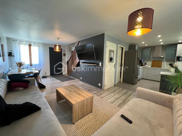 Angerville pavillon, proche du centre-ville comprenant un vaste séjour, cuisine ouverte aménagée 3 chambres dont une suite parentale au rez-de-chaussée, deux WC, salle d'eau, un abri de jardin, le tout sur un beau terrain clos, arboré de 479 m². Aucun travaux à prevoir