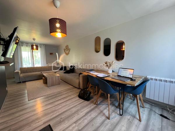 Angerville pavillon, proche du centre-ville comprenant un vaste séjour, cuisine ouverte aménagée 3 chambres dont une suite parentale au rez-de-chaussée, deux WC, salle d'eau, un abri de jardin, le tout sur un beau terrain clos, arboré de 479 m². Aucun travaux à prevoir