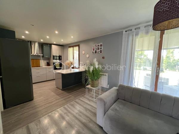 Angerville pavillon, proche du centre-ville comprenant un vaste séjour, cuisine ouverte aménagée 3 chambres dont une suite parentale au rez-de-chaussée, deux WC, salle d'eau, un abri de jardin, le tout sur un beau terrain clos, arboré de 479 m². Aucun travaux à prevoir