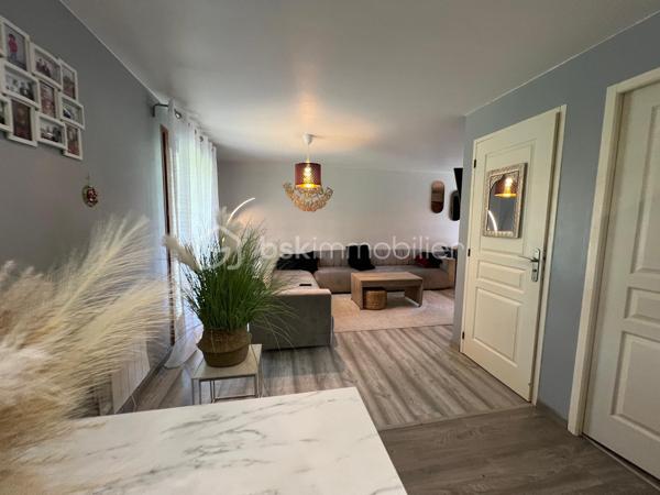 Angerville pavillon, proche du centre-ville comprenant un vaste séjour, cuisine ouverte aménagée 3 chambres dont une suite parentale au rez-de-chaussée, deux WC, salle d'eau, un abri de jardin, le tout sur un beau terrain clos, arboré de 479 m². Aucun travaux à prevoir