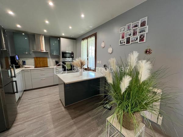 Angerville pavillon, proche du centre-ville comprenant un vaste séjour, cuisine ouverte aménagée 3 chambres dont une suite parentale au rez-de-chaussée, deux WC, salle d'eau, un abri de jardin, le tout sur un beau terrain clos, arboré de 479 m². Aucun travaux à prevoir