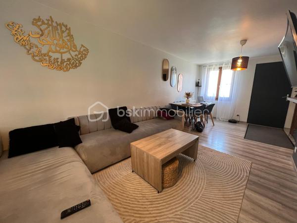 Angerville pavillon, proche du centre-ville comprenant un vaste séjour, cuisine ouverte aménagée 3 chambres dont une suite parentale au rez-de-chaussée, deux WC, salle d'eau, un abri de jardin, le tout sur un beau terrain clos, arboré de 479 m². Aucun travaux à prevoir