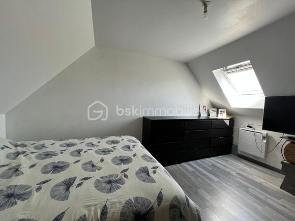 Angerville pavillon, proche du centre-ville comprenant un vaste séjour, cuisine ouverte aménagée 3 chambres dont une suite parentale au rez-de-chaussée, deux WC, salle d'eau, un abri de jardin, le tout sur un beau terrain clos, arboré de 479 m². Aucun travaux à prevoir