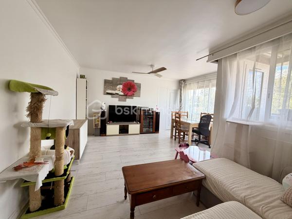 Venez visiter sans plus tarder cet appartement de type F3 de 70m2, situé à COMBS LA VILLE. A moins de 10min à pied des écoles (maternelle, primaire et collège ) et des commerces (boulangerie, pharmacie, restaurants ... ). 

Il se compose, d'une entrée avec rangement donnant accès à une pièce de vie LUMINEUSE avec une chambre et un BALCON, à une cuisine AMÉNAGÉE et ÉQUIPÉE et à l'espace nuit disposant d'une chambre, d'une salle d'eau avec coin buanderie et d'un wc indépendant. 

Les +

- Rangements 
- Place de stationnement
- Fibre 
- Chaudière de 2018