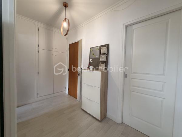 Venez visiter sans plus tarder cet appartement de type F3 de 70m2, situé à COMBS LA VILLE. A moins de 10min à pied des écoles (maternelle, primaire et collège ) et des commerces (boulangerie, pharmacie, restaurants ... ). 

Il se compose, d'une entrée avec rangement donnant accès à une pièce de vie LUMINEUSE avec une chambre et un BALCON, à une cuisine AMÉNAGÉE et ÉQUIPÉE et à l'espace nuit disposant d'une chambre, d'une salle d'eau avec coin buanderie et d'un wc indépendant. 

Les +

- Rangements 
- Place de stationnement
- Fibre 
- Chaudière de 2018