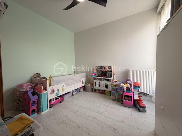Venez visiter sans plus tarder cet appartement de type F3 de 70m2, situé à COMBS LA VILLE. A moins de 10min à pied des écoles (maternelle, primaire et collège ) et des commerces (boulangerie, pharmacie, restaurants ... ). 

Il se compose, d'une entrée avec rangement donnant accès à une pièce de vie LUMINEUSE avec une chambre et un BALCON, à une cuisine AMÉNAGÉE et ÉQUIPÉE et à l'espace nuit disposant d'une chambre, d'une salle d'eau avec coin buanderie et d'un wc indépendant. 

Les +

- Rangements 
- Place de stationnement
- Fibre 
- Chaudière de 2018