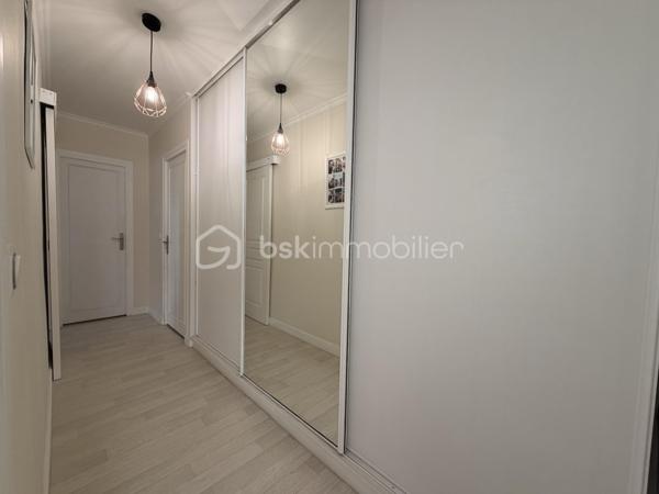 Venez visiter sans plus tarder cet appartement de type F3 de 70m2, situé à COMBS LA VILLE. A moins de 10min à pied des écoles (maternelle, primaire et collège ) et des commerces (boulangerie, pharmacie, restaurants ... ). 

Il se compose, d'une entrée avec rangement donnant accès à une pièce de vie LUMINEUSE avec une chambre et un BALCON, à une cuisine AMÉNAGÉE et ÉQUIPÉE et à l'espace nuit disposant d'une chambre, d'une salle d'eau avec coin buanderie et d'un wc indépendant. 

Les +

- Rangements 
- Place de stationnement
- Fibre 
- Chaudière de 2018