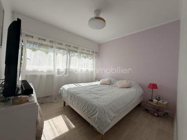 Venez visiter sans plus tarder cet appartement de type F3 de 70m2, situé à COMBS LA VILLE. A moins de 10min à pied des écoles (maternelle, primaire et collège ) et des commerces (boulangerie, pharmacie, restaurants ... ). 

Il se compose, d'une entrée avec rangement donnant accès à une pièce de vie LUMINEUSE avec une chambre et un BALCON, à une cuisine AMÉNAGÉE et ÉQUIPÉE et à l'espace nuit disposant d'une chambre, d'une salle d'eau avec coin buanderie et d'un wc indépendant. 

Les +

- Rangements 
- Place de stationnement
- Fibre 
- Chaudière de 2018
