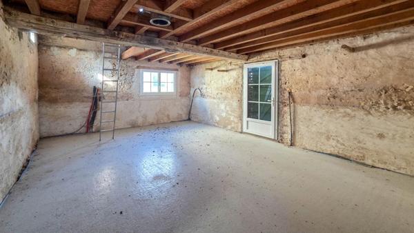 Maison à restaurer avec hangar