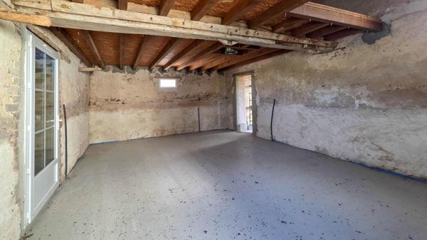 Maison à restaurer avec hangar