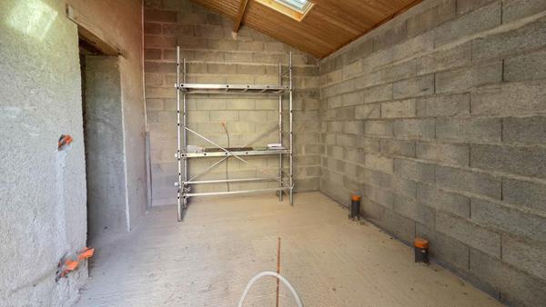 Maison à restaurer avec hangar