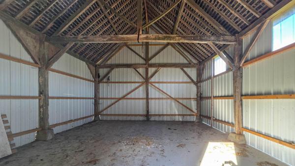 Maison à restaurer avec hangar