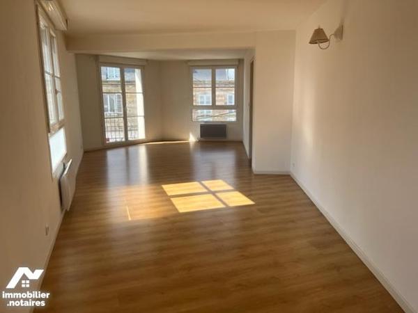 Appartement en centre ville de 102 m², 2 chambres, balcon, ascenseur, cave.