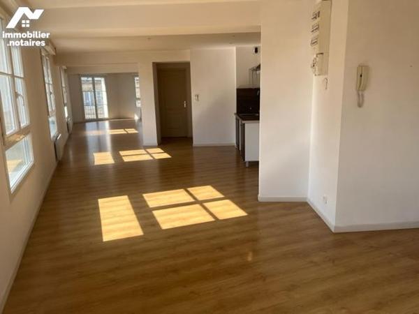 Appartement en centre ville de 102 m², 2 chambres, balcon, ascenseur, cave.