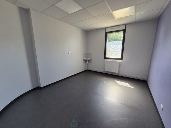 Zone d'activité de Montrichard - Local récent - accès PMR - parking