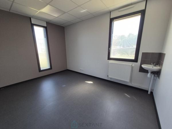 Zone d'activité de Montrichard - Local récent - accès PMR - parking