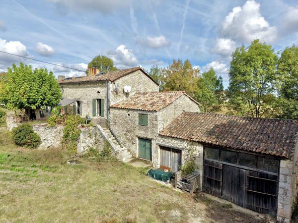 Proche de Duras - Jolie maison de campagne avec source d'eau et dépendances