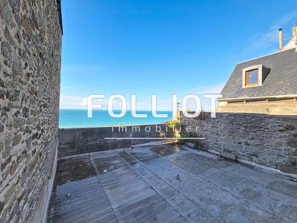 Maison d'exception à vendre à Granville avec vue mer et garages sur le terrain
