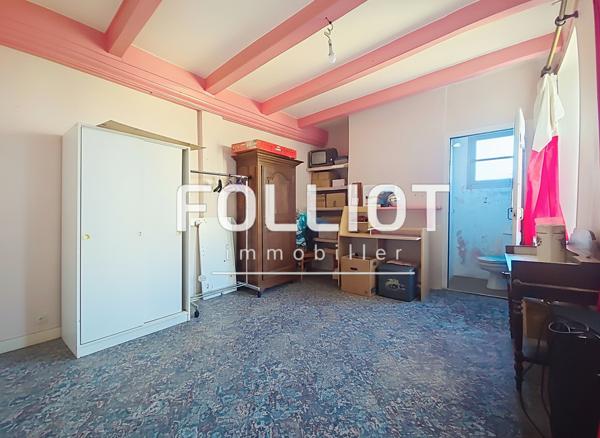 Maison d'exception à vendre à Granville avec vue mer et garages sur le terrain