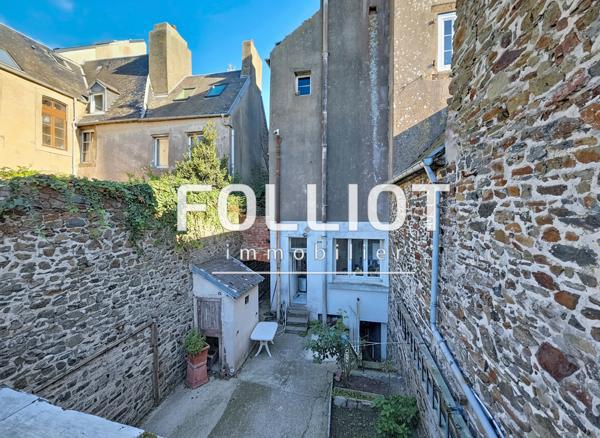 Maison d'exception à vendre à Granville avec vue mer et garages sur le terrain