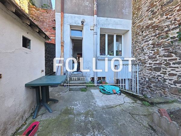 Maison d'exception à vendre à Granville avec vue mer et garages sur le terrain