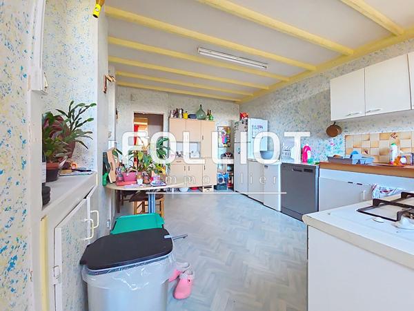 Maison d'exception à vendre à Granville avec vue mer et garages sur le terrain