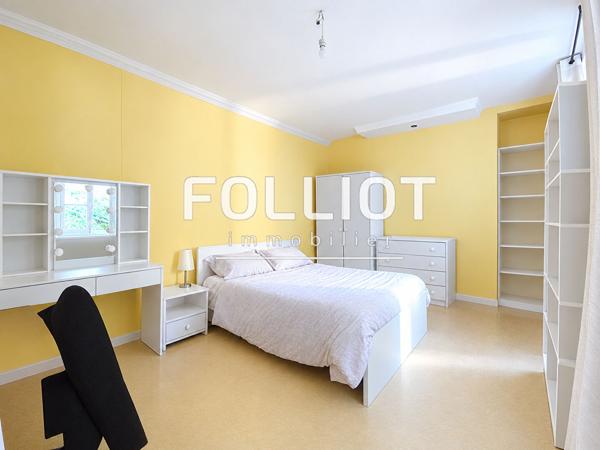 Maison d'exception à vendre à Granville avec vue mer et garages sur le terrain