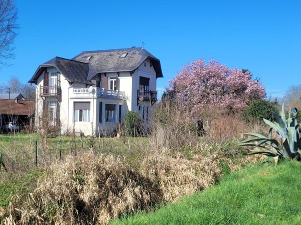 Jolie maison ancienne avec grand terrain et piscine