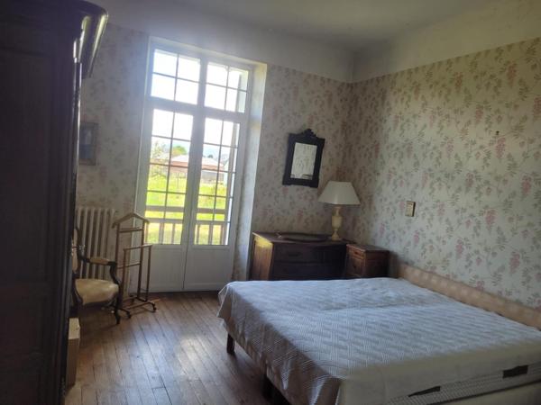 Jolie maison ancienne avec grand terrain et piscine