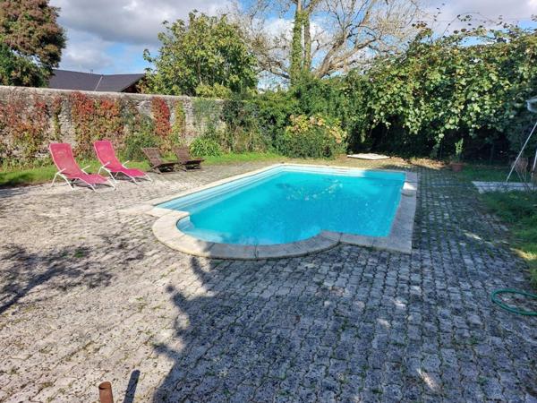Jolie maison ancienne avec grand terrain et piscine