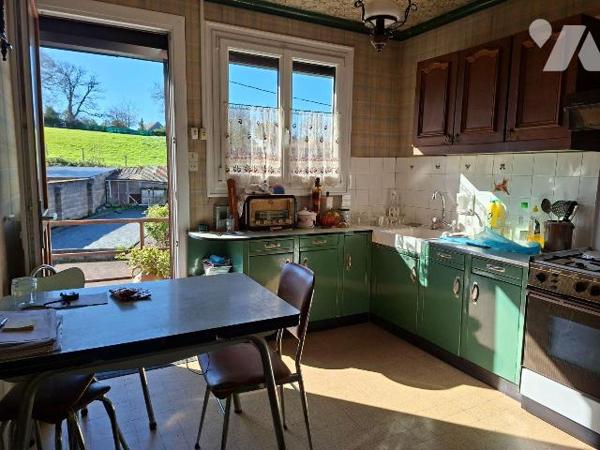 A Vendre à ERNEE (53500), en Mayenne.
Maison d'habitation, située en Centre-ville, comprenant ...