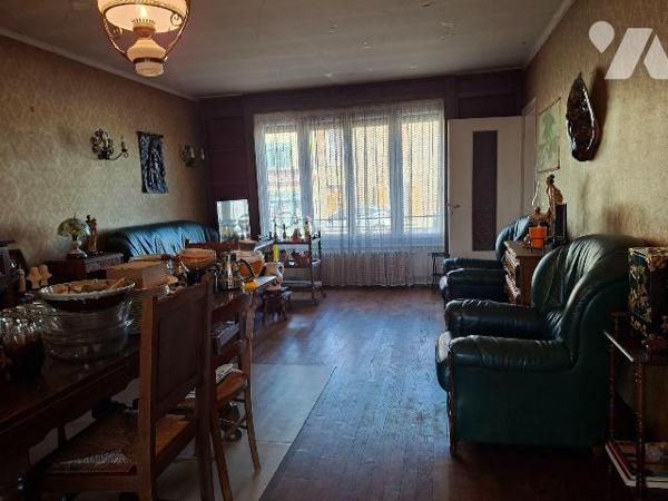 A Vendre à ERNEE (53500), en Mayenne.
Maison d'habitation, située en Centre-ville, comprenant ...