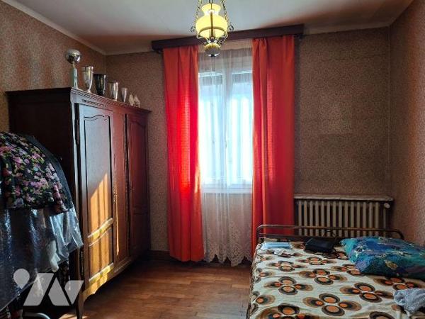 A Vendre à ERNEE (53500), en Mayenne.
Maison d'habitation, située en Centre-ville, comprenant ...