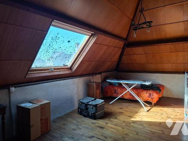 A Vendre à ERNEE (53500), en Mayenne.
Maison d'habitation, située en Centre-ville, comprenant ...