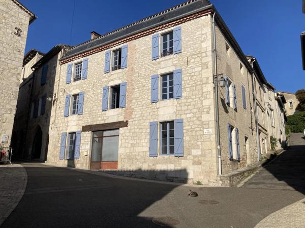 Maison en pierre à rénover avec local professionnel restauré en activité.