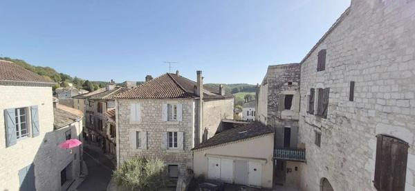Maison en pierre à rénover avec local professionnel restauré en activité.