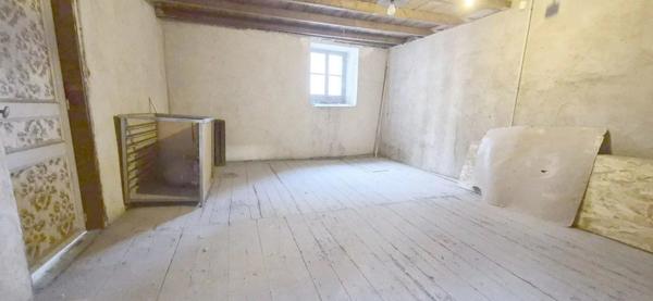 Maison en pierre à rénover avec local professionnel restauré en activité.