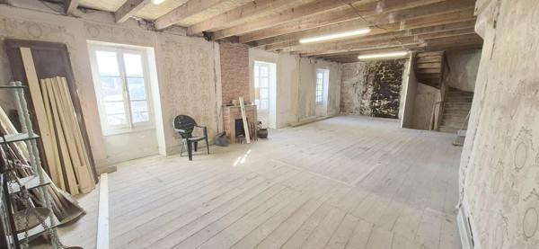 Maison en pierre à rénover avec local professionnel restauré en activité.