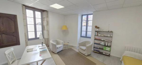 Maison en pierre à rénover avec local professionnel restauré en activité.