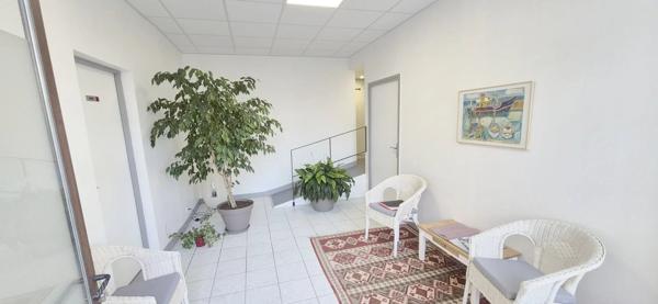 Maison en pierre à rénover avec local professionnel restauré en activité.