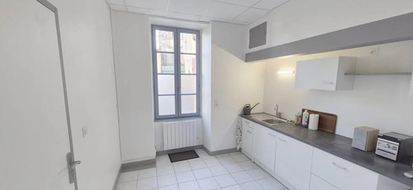 Maison en pierre à rénover avec local professionnel restauré en activité.